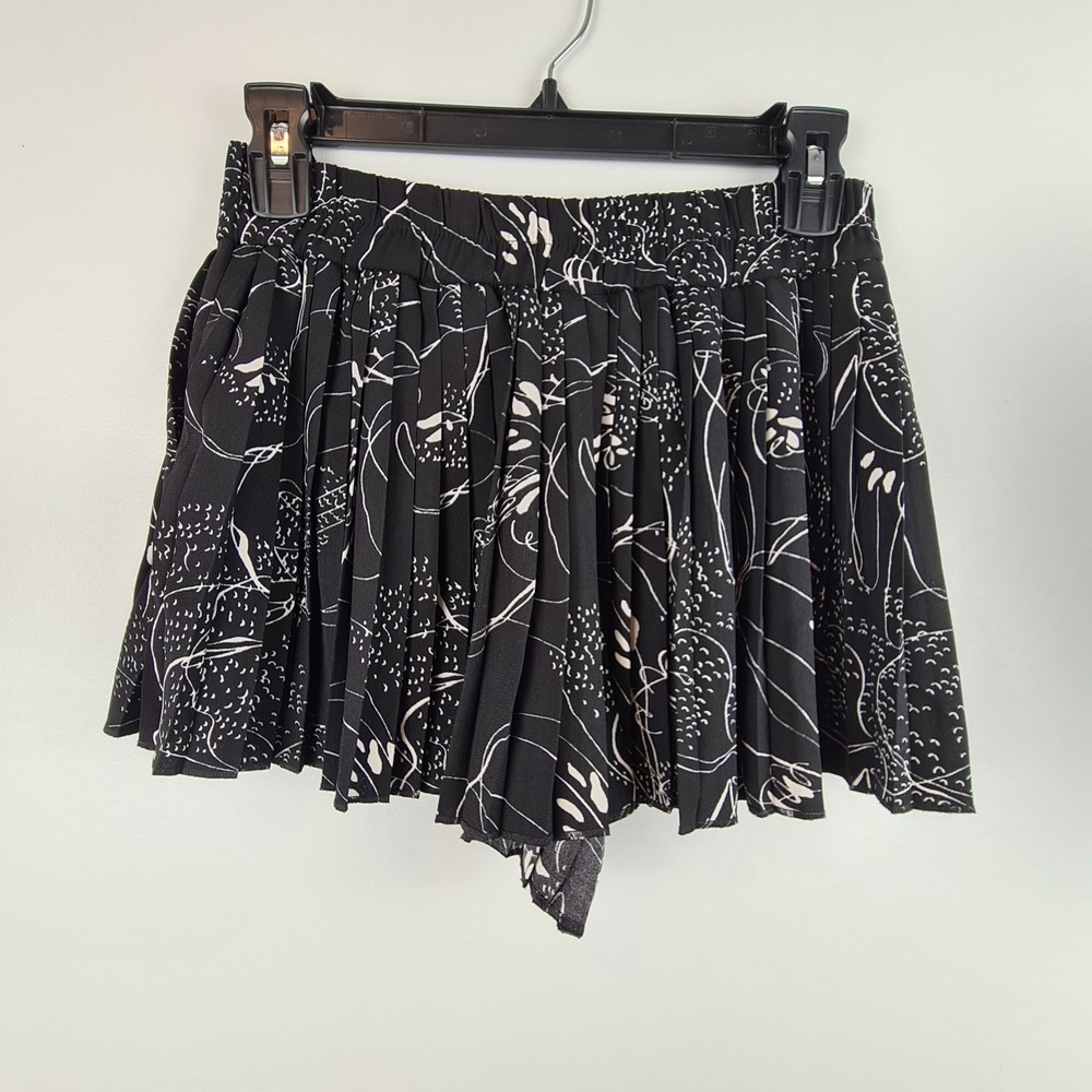 Leith Women's Floral Full Pleated Mini Skort Size XS Black White Short Pockets